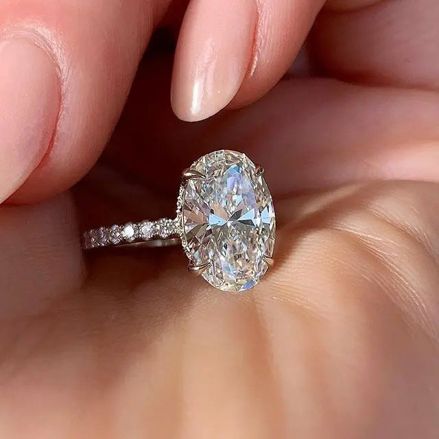 Stunning Oval Cubic Zirconia Engagement Ring – Diamond-Like Brilliance