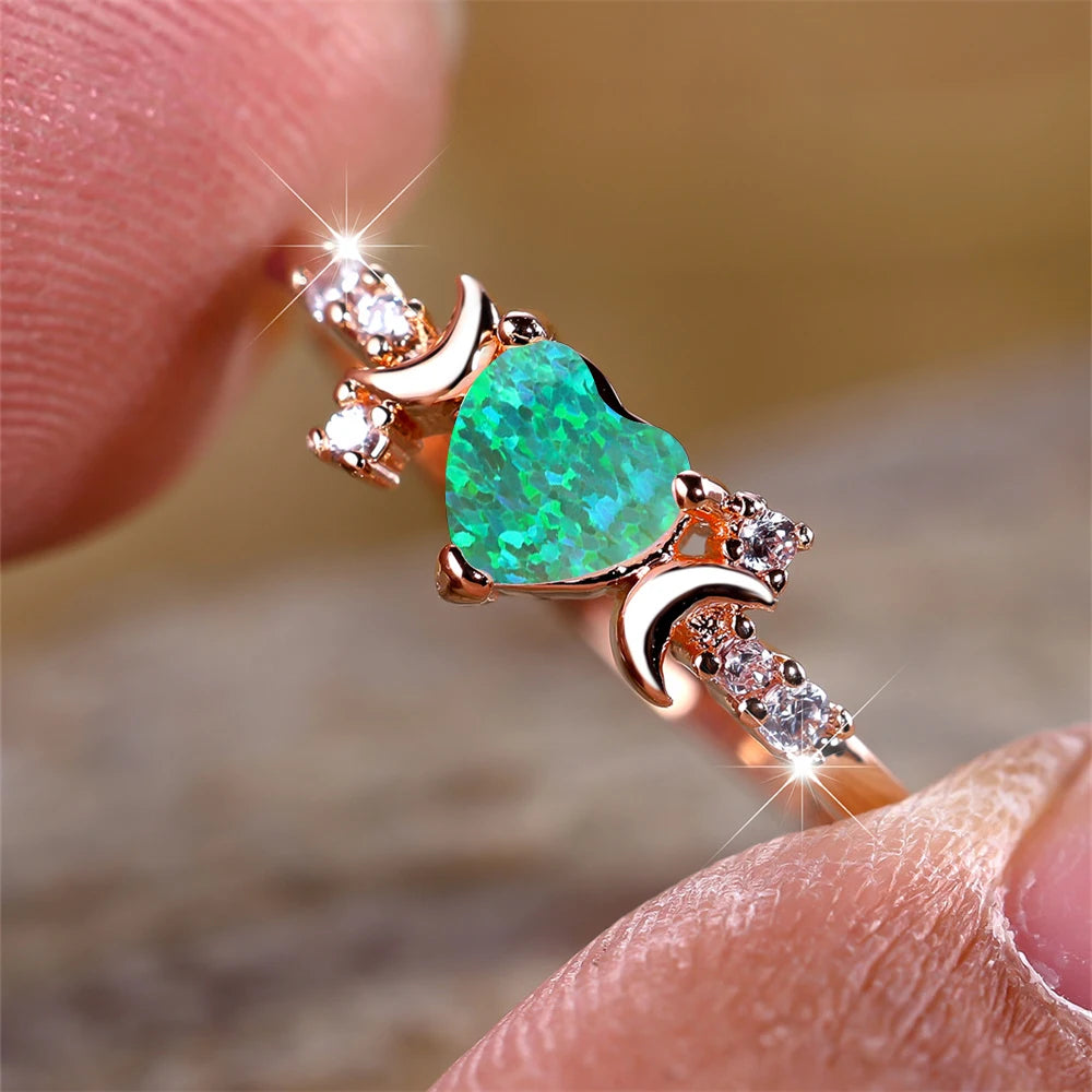 Hartvormige opaalring met halvemaanaccenten