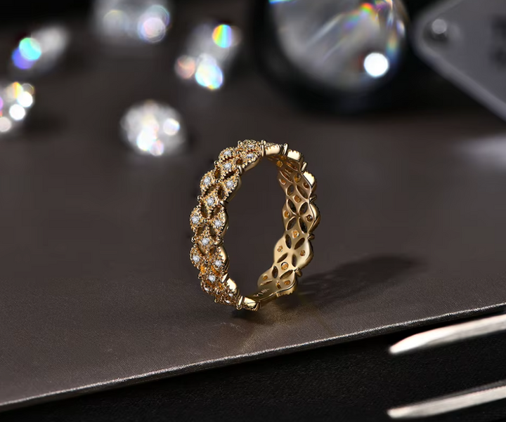 Luxury Moissanite Wedding Band - 18K AU