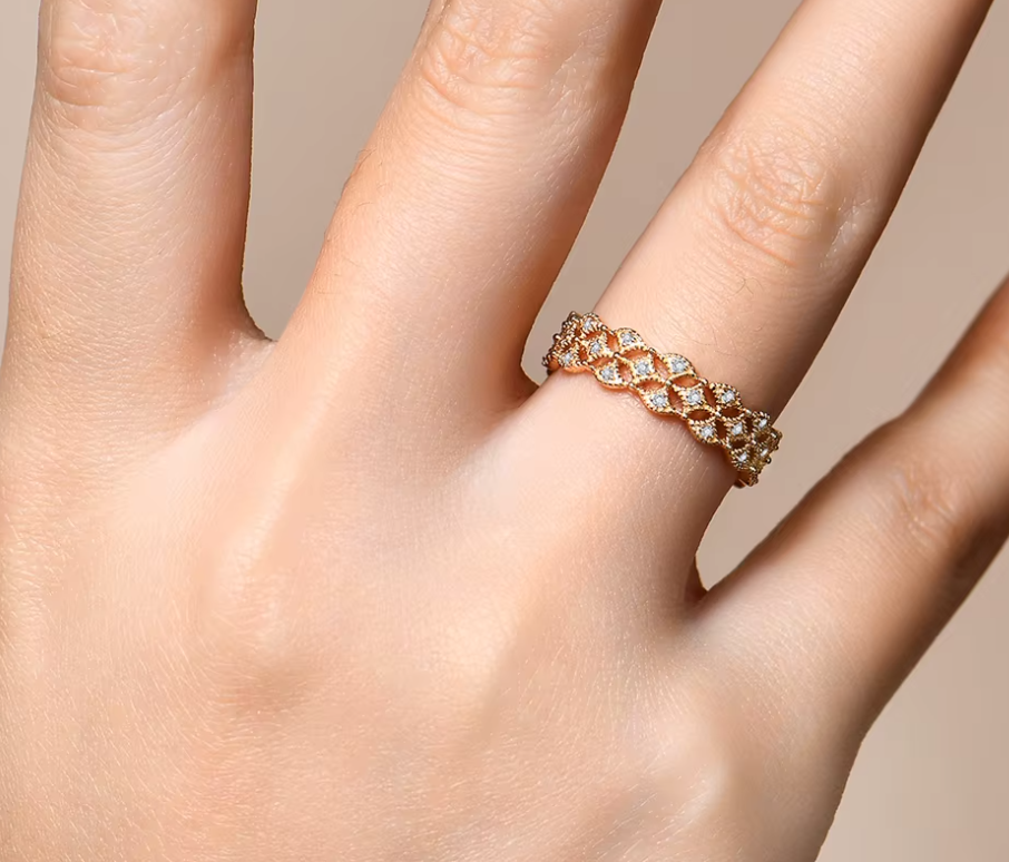 Luxury Moissanite Wedding Band - 18K AU