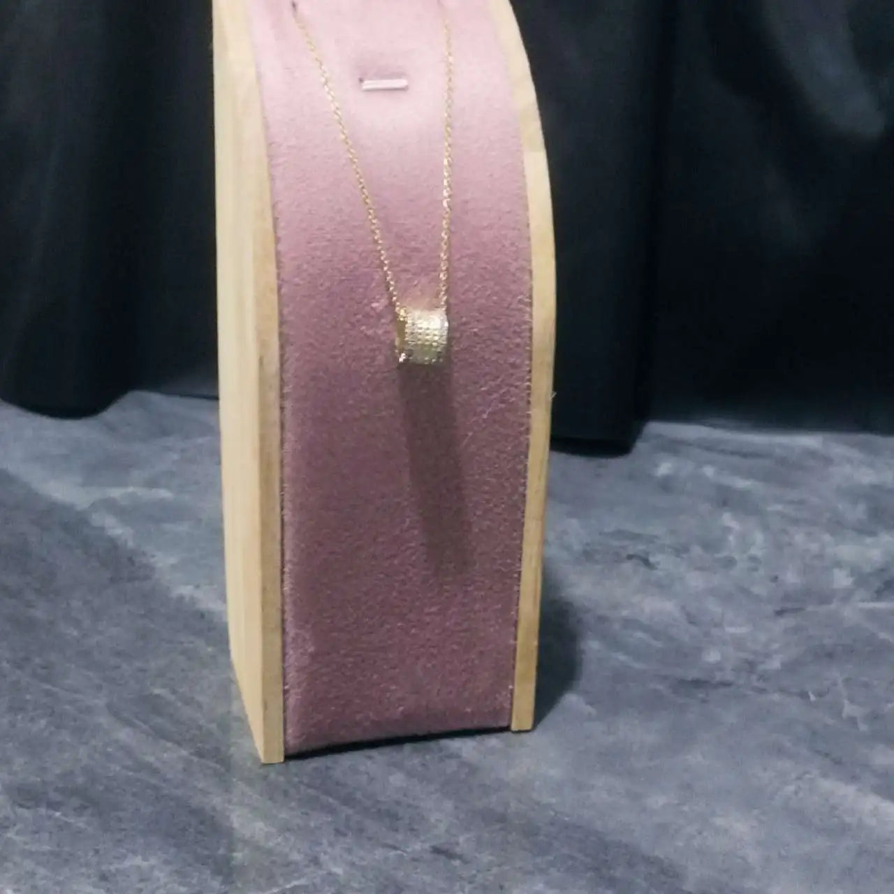 Elegant necklace display stand